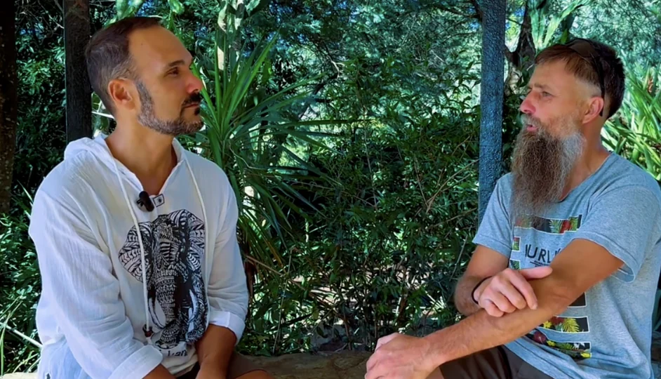 Dos personas conversando sobre baños de bosque en un entorno natural